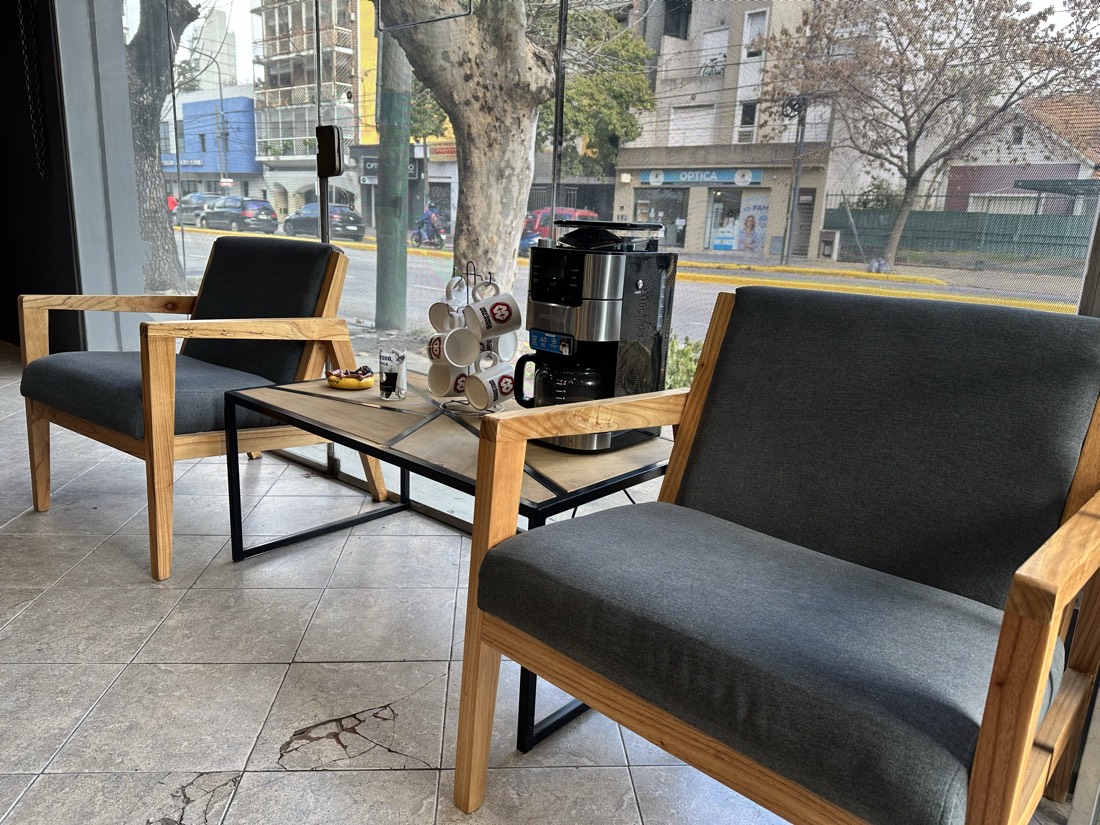 Sala de espera para clientes con estación de café